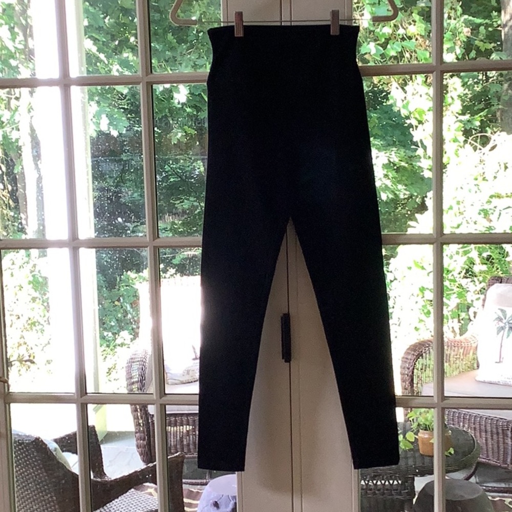 Tummie by Heather Thomson.  Black shape wear leggings.  Size small